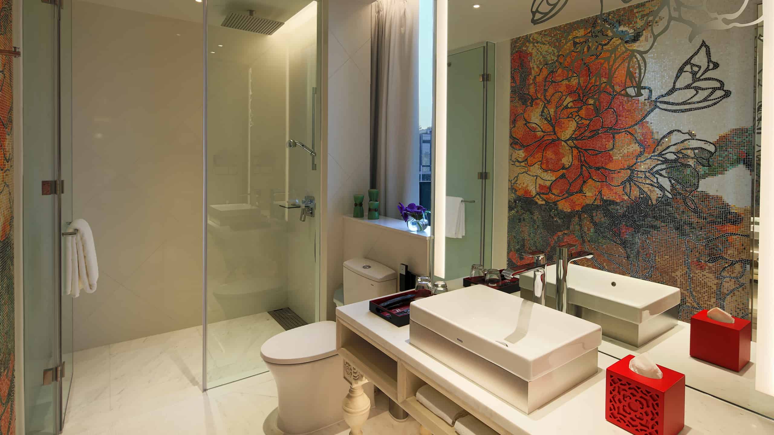 Mira Moon Junior Suite Second Bathroom